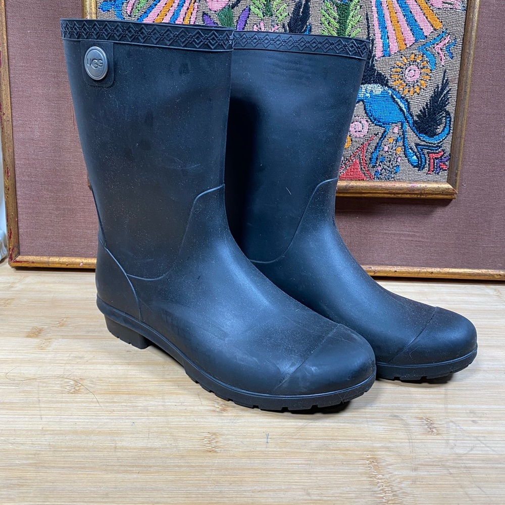 UGG women’s s Sienna matte black rain boot mid calf worn once sz 8/ 39 rubber